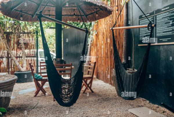 Cafe dengan teras yang dilengkapi dengan kursi gantung